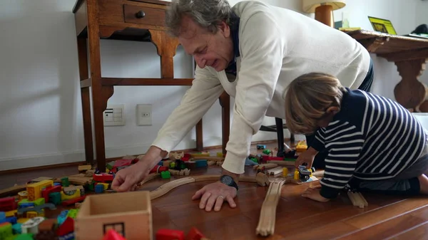 Büyükbaba Yatak Odasında Geleneksel Oyuncaklarla Oynuyor Büyükbaba Büyükbabayla Bağ Kurmak — Stok fotoğraf