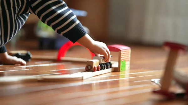 Крупним Планом Рука Дитини Ретро Іграшкової Залізниці Хлопчик Грає Вінтажний — стокове фото