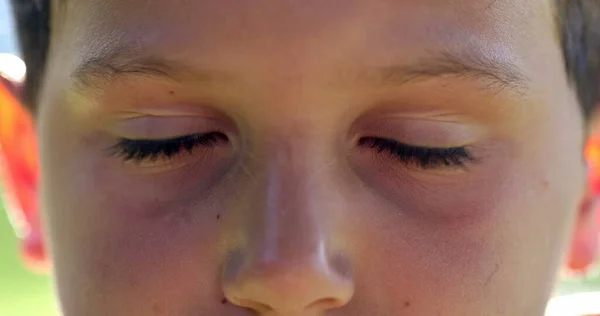 Πρόσωπο Του Αγοριού Κλείνει Μάτια Από Κοντά Μάτια Για Παιδιά — Φωτογραφία Αρχείου
