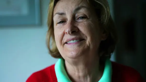 Porträtt Lycklig Äldre Kvinna Som Vänder Sig Mot Kameran Och — Stockfoto