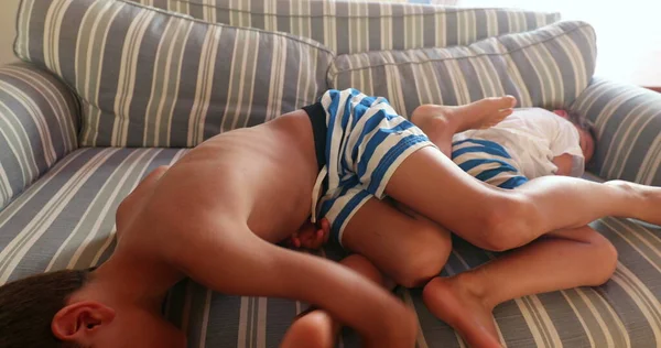 Περιστασιακά Δύο Νέοι Βαριεστημένοι Αδελφοί Ξαπλωμένοι Στον Καναπέ Παιδιά Στον — Φωτογραφία Αρχείου