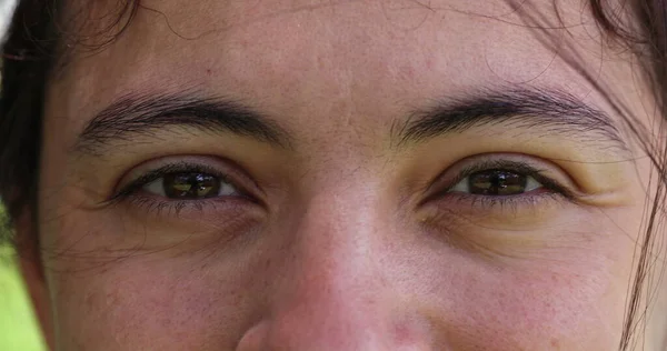 Nenucená Žena Hledící Kamery Zblízka Otevírající Zavírající Oči — Stock fotografie