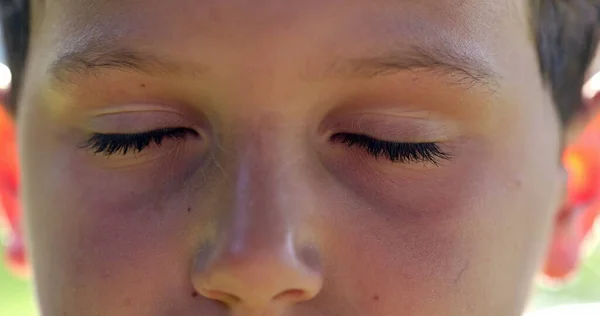 Pojkens Ansikte Blundar Närbild Makroögon För Barn Med Slutna Ögon — Stockfoto