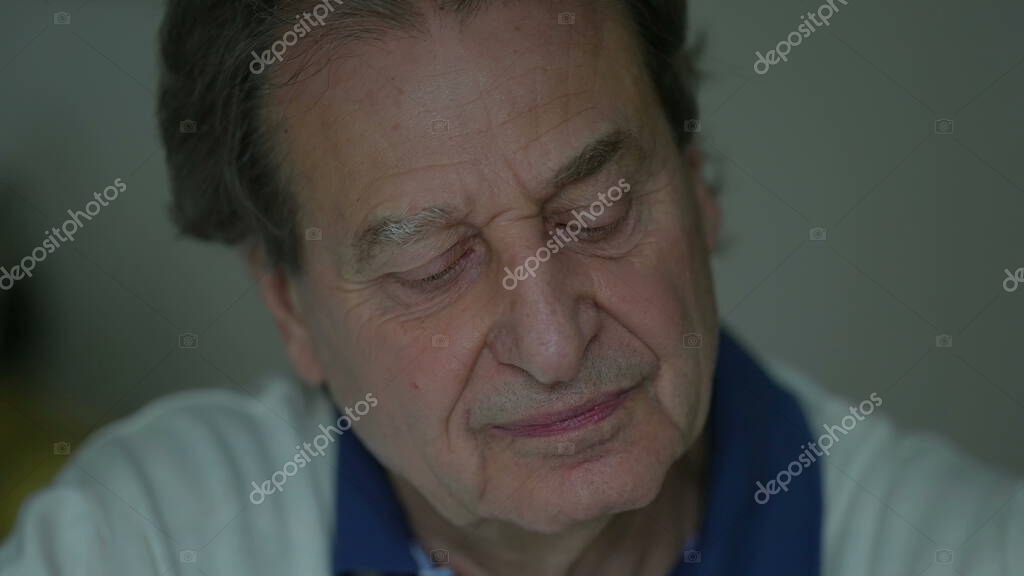 Senior anciano primer plano cara escuchar a la persona fuera de la