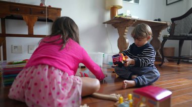 Kardeşler Oyun Sahasında Küçük Oğlan ve Kız Paylaşım Oyuncakları