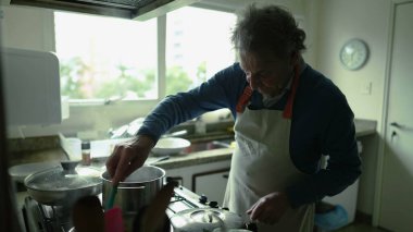 İşyerindeki kıdemli şef - Mutfak Fırınında Önlüklü Yaşlı Adam