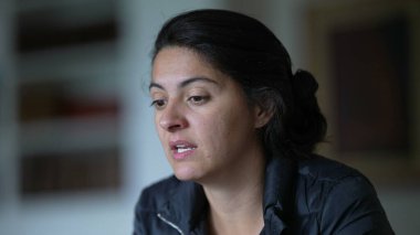 Samimi bir kadın, kamera önünde insanlarla konuşuyor, yüz yüze görüşüyor ve sohbete dahil oluyor.