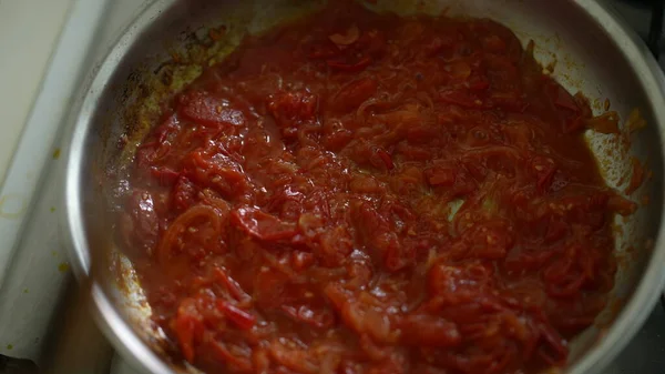 Tomatensaus Close Van Rood Ingrediënt Metalen Pan Bij Keukenfornuis — Stockfoto