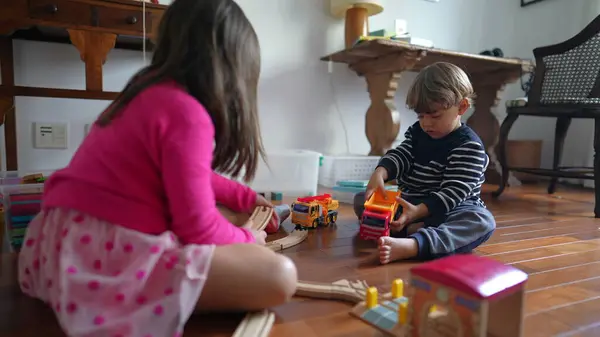 Sourozenci Ponořeni Hry Little Boy Girl Sharing Toys Domácím Patře — Stock fotografie