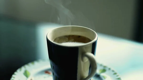 Heißes Warmes Getränk Mit Wasserdampf Nahaufnahme Der Teetasse Auf Dem — Stockfoto
