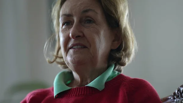 Senior Kvinna Lyssnar Konversation Nickar Bekräftelse Närbild Kvinnliga Kaukasiska Äldre — Stockfoto