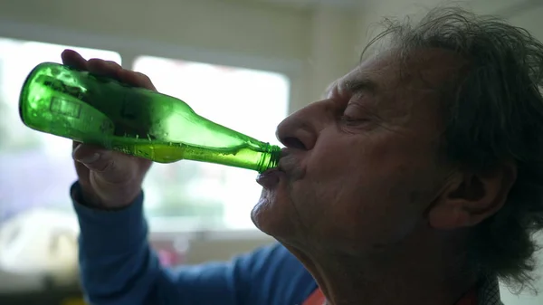 Senior Man Drinken Fles Bier Profiel Close Van Persoon Nippen — Stockfoto