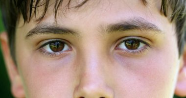 Kameraya bakan çocuk gözleri, kameraya bakan erkek gözlerinin makro yakın çekimi.