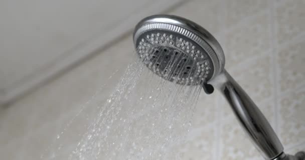 Cabezal Ducha Primer Plano Con Agua Que Fluye Cámara Lenta — Vídeo de stock