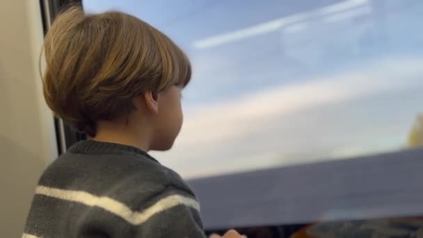 Dzieciak Podróżuje Pociągiem Patrząc Przejeżdżający Krajobraz Dziecko Podróżuje Szybkim Transportem — Wideo stockowe