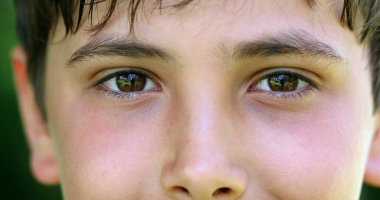 Kameraya gülümseyen genç erkek gözlerinin yakın çekimi. Çocuğun Makro gözleri yakın çekim