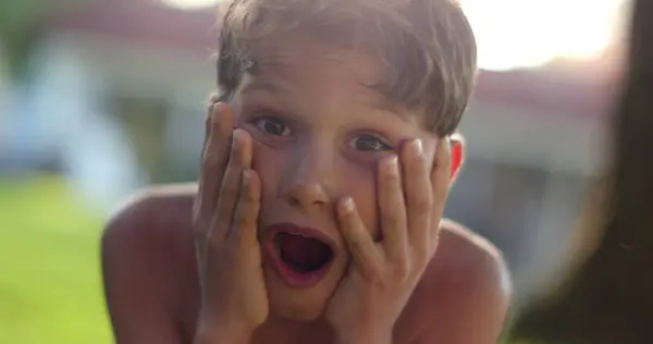 Reakcja Dziecka Wstrząsem Portretem Rozpaczy Kid Reaguje Przerażeniem Ciągnąc Włosy — Zdjęcie stockowe