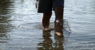 Çocuk ayakları gölün kıyısında ağır çekim suda yürüyor 800 fps, yüksek hız yakalama