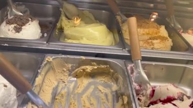 İtalya 'da bir gelateria dükkanında dondurma pişiriyorum. İtalyan dondurması dükkanda sergileniyor.