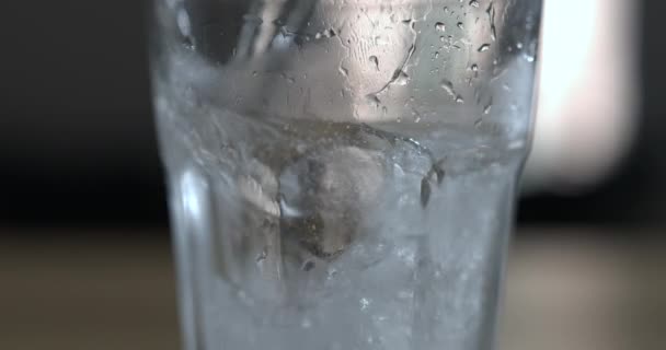 Water Glazen Beker Gieten Super Slow Motion 800Fps Hydratatie Verfrissend — Stockvideo