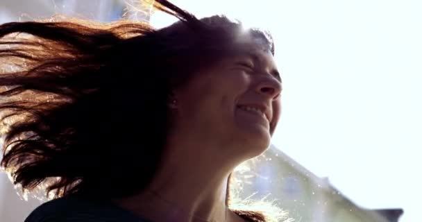 Сонячне Світло Повільний Рух Жінка Тремтить Волосся Полум — стокове відео