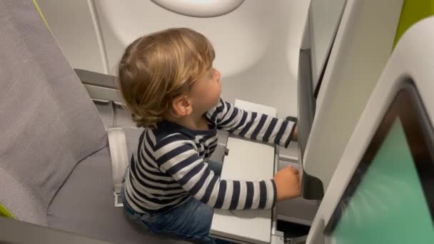 Lille Spædbarn Dreng Siddende Ved Flystolen Lille Passager Der Rejser – Stock-video