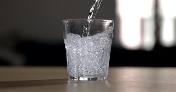 スーパースローモーション800Fpsでガラスカップに水を注ぐ 水分補給ドリンク — ストック動画