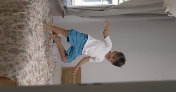 Küçük Bir Çocuk Süper Yavaş Çekimde Yatağa Düşüyor 800 — Stok video