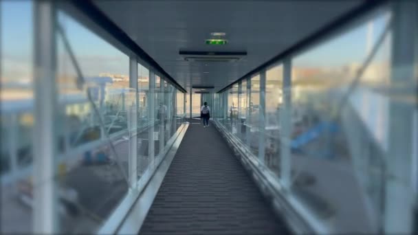 Επιβάτης Pov Εντός Γέφυρας Επιβίβασης Ταξιδιωτική Μεταφορά Έννοιας Πτήσης — Αρχείο Βίντεο