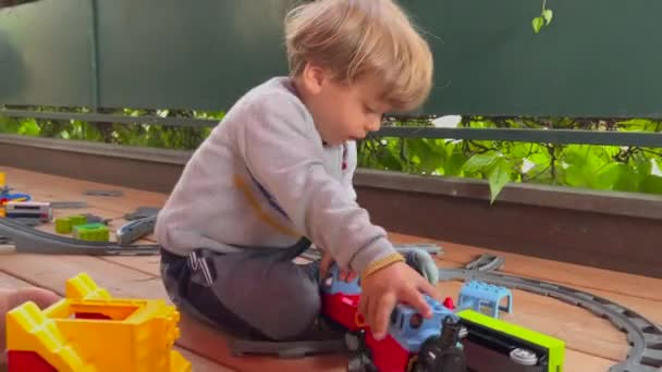 Liten Pojke Leker Med Leksaker Utanför Barn Leker Med Järnvägsspår — Stockvideo