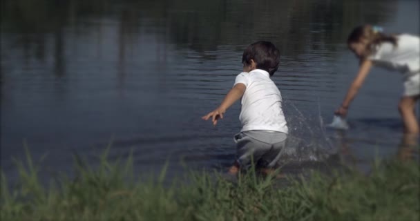 Детские Брызги Воды Озера Ультра Медленном Движении Мальчик Играющий Озере — стоковое видео
