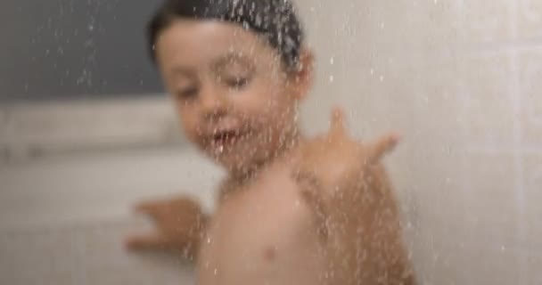 慢动作洗浴时间的优雅 泡沫中的水滴与后空翻中的小男孩模糊的洗浴轮廓 — 图库视频影像