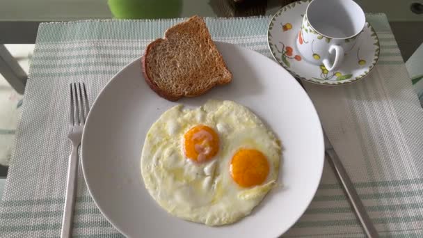 Două Ouă Prăjite Farfurie Felie Pâine Prăjită Masa Pentru Micul — Videoclip de stoc