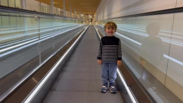 Один Милый Маленький Мальчик Стоящий Передвижном Коридоре Аэропорта Путешествия Ребенка — стоковое видео