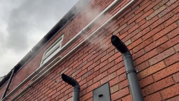砖墙上的管子冒出的蒸汽 — 图库视频影像