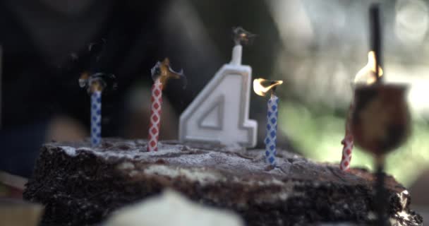 在高速800 Fps慢动作中吹生日蜡烛 蛋糕上有4岁的小号 — 图库视频影像