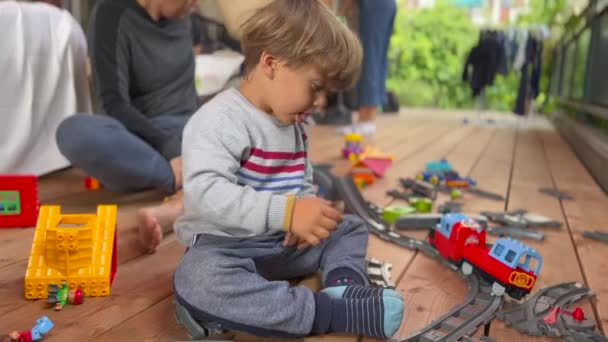 Мальчик Играет Игрушками Улице Дети Играют Железнодорожными Путями — стоковое видео