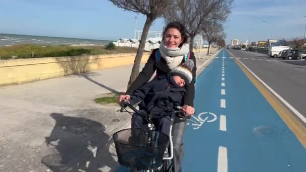 Забавна Мить Маминої Їзди Велосипеді Дитиною Спить Батьки Їздять Велосипеді — стокове відео
