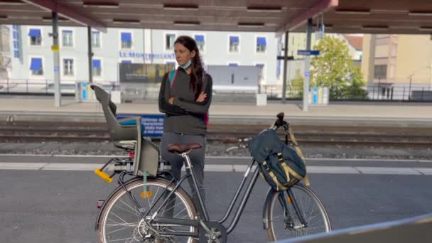 Woman Waiting Platform Train Station Bicycle — Vídeo de Stock