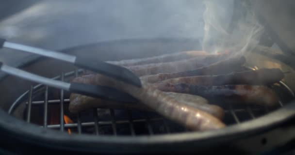 用烟熏法 烹调法 烧烤法等方法在高速慢动作中捕获的烧烤烧烤烤肉中烹调香肠 — 图库视频影像