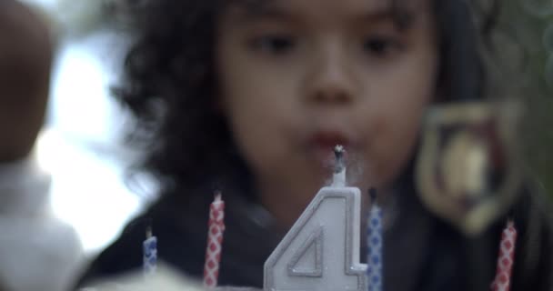 4岁儿童在800 Fps慢动作的生日里程碑巧克力蛋糕上的排毒棒 在高速拍摄蛋糕时的小宝宝呼吸节拍4 — 图库视频影像