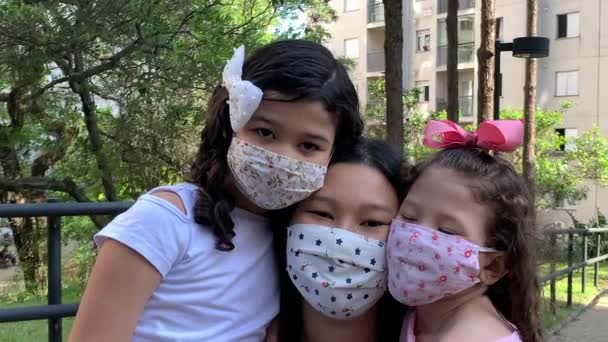Сім Носить Маски Обличчя Вулиці Парку Під Час Пандемії Три — стокове відео