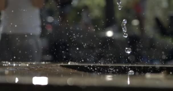 表面をフィッティングするドロップレットの超スローモーションキャプチャ 表面上の800Fpsでの精密な水滴の影響 — ストック動画