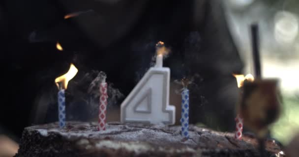 在800 Fps慢动作儿童4岁生日愿望中排除4年生日蜡烛 高速抓拍蛋糕中的蜡烛 — 图库视频影像