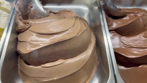 さまざまな味のジェラートを展示しているイタリアのアイスクリームジェラート — ストック動画