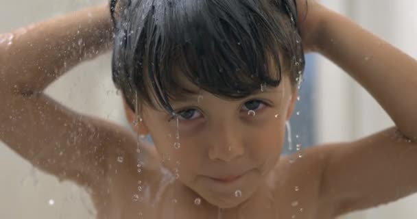 Szuper Lassított Felvételen Gyerek Zuhany Fürdés Közben Cseppek Víz Folyik — Stock videók