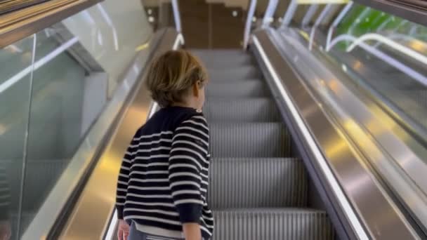 Счастливый Ребенок Поднимается Лифте Маленький Мальчик Аэропорту Автоматический Современный Эскалатор — стоковое видео