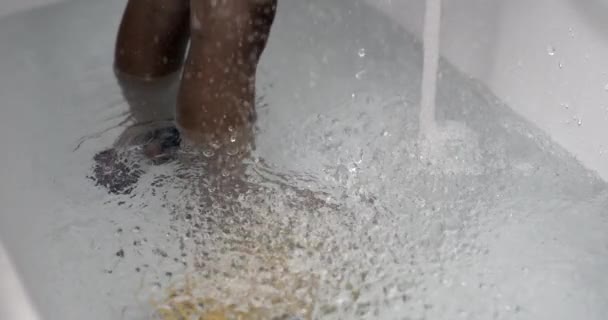 Damlacıkları Çok Yavaş Akıyor Küvete Sıçrıyor 800 — Stok video