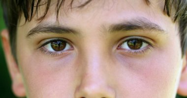 Kameraya bakan çocuk gözleri, kameraya bakan erkek gözlerinin makro yakın çekimi.