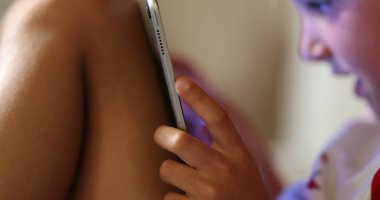 Çocuk tableti tutuyor. Dokunmatik ekran teknolojisi kullanan dijital yerli çocuk video oyunu oynuyor, internette geziniyor.